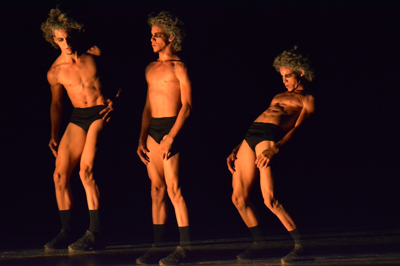 Fragmento de la obra Inside, coreografía de Vianky González, interpretada por Leonardo Domínguez.
